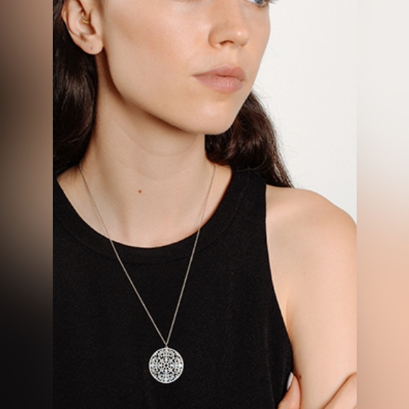 TIFFANY & CO. | Enchant Round Pendant Necklace - Picture 3 of 8